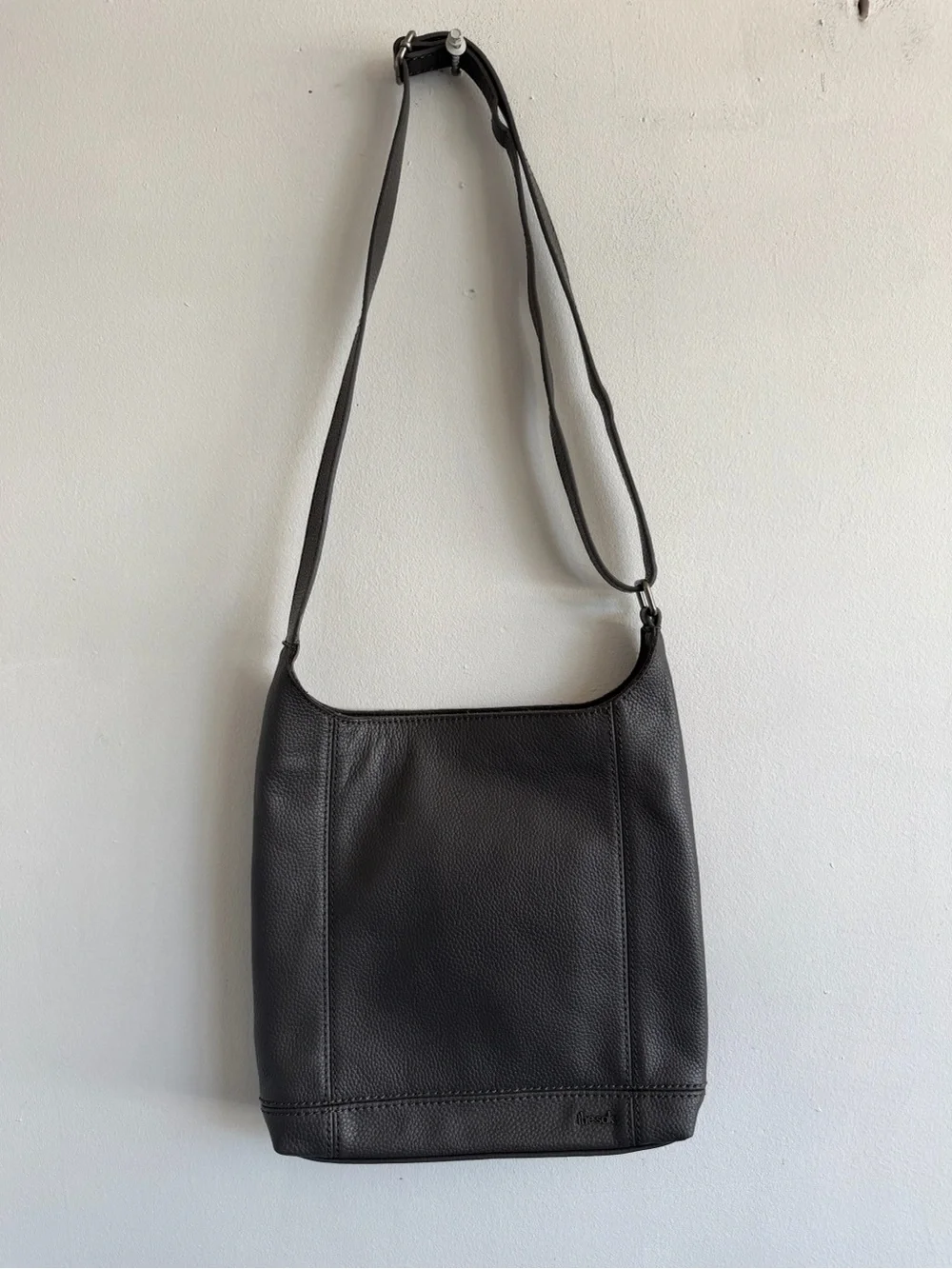 The Sak Men's Leather Messenger Bag in Charcoal Gray